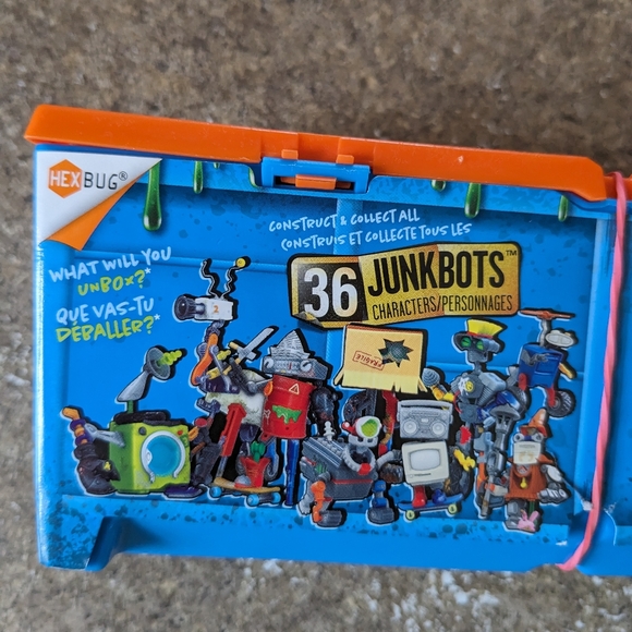Hexbug Junk Bots dumpster construction kit age 3+ - Picture 11 of 11